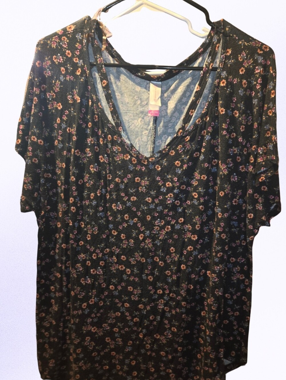 No Boundaries Black Short-Sleeve V-Neck Top with Pink Floral Print